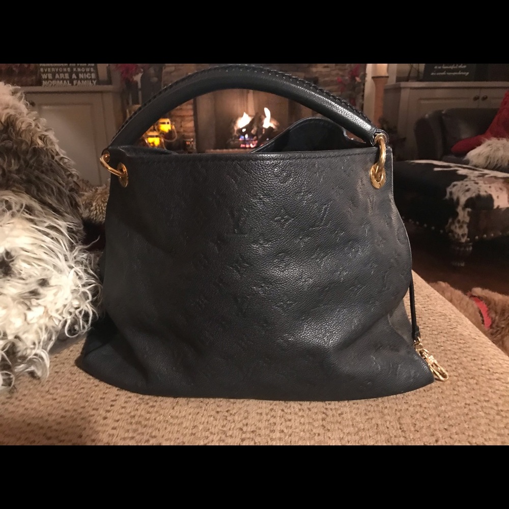 Louis Vuitton Artsy MM in Navy